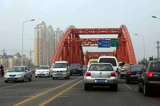 郑州北三环彩虹桥封闭 老司机：缺陷太多 干脆直接重建