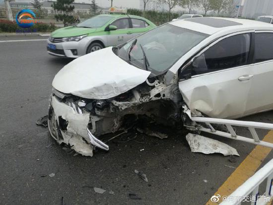 郑州一私家车将护栏撞断十余米 司机称疑似前轮爆胎引发事故