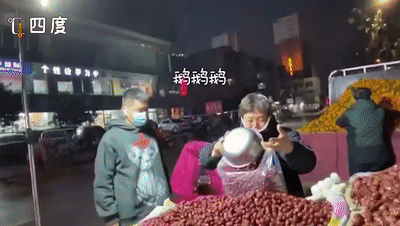 姐姐举着手机开始大笑 当场笑出