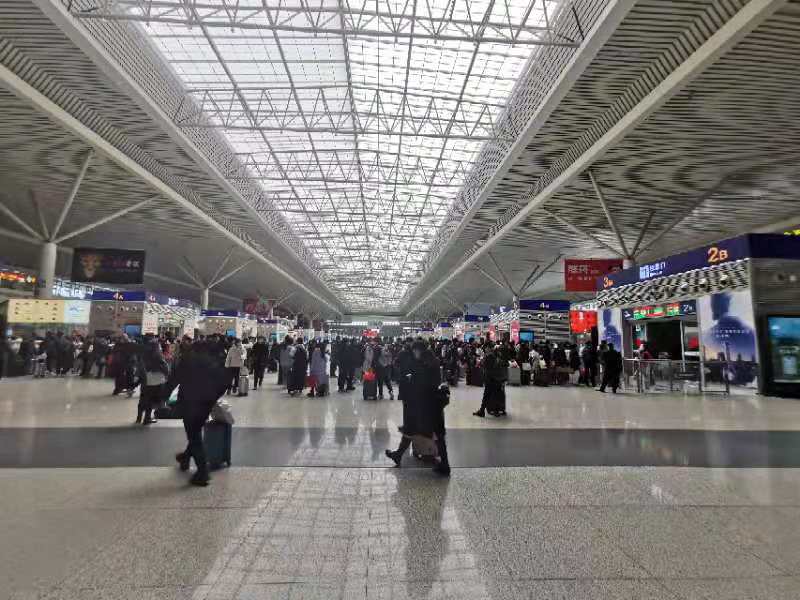 郑州火车站,郑州东站客流增大,部分城市票额不足