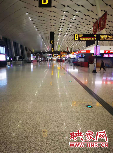 郑州机场迎来今年首场春雪 两条跑道正常运行