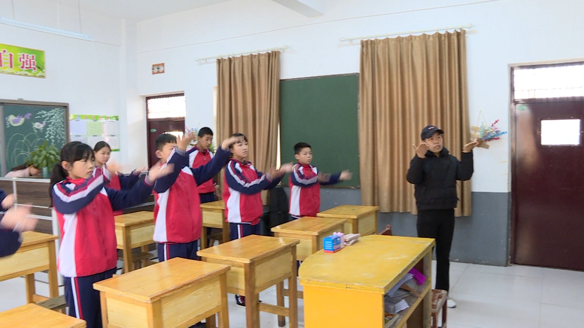 大象号  正文 3月31日,安阳滑县特殊教育学校的师生们用自己独特的