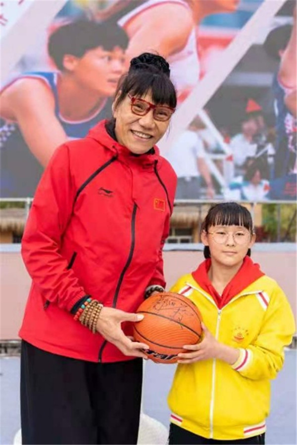 大象号 正文 4月2日,郑海霞寄语年轻一代的篮球运动员说:"希望年轻
