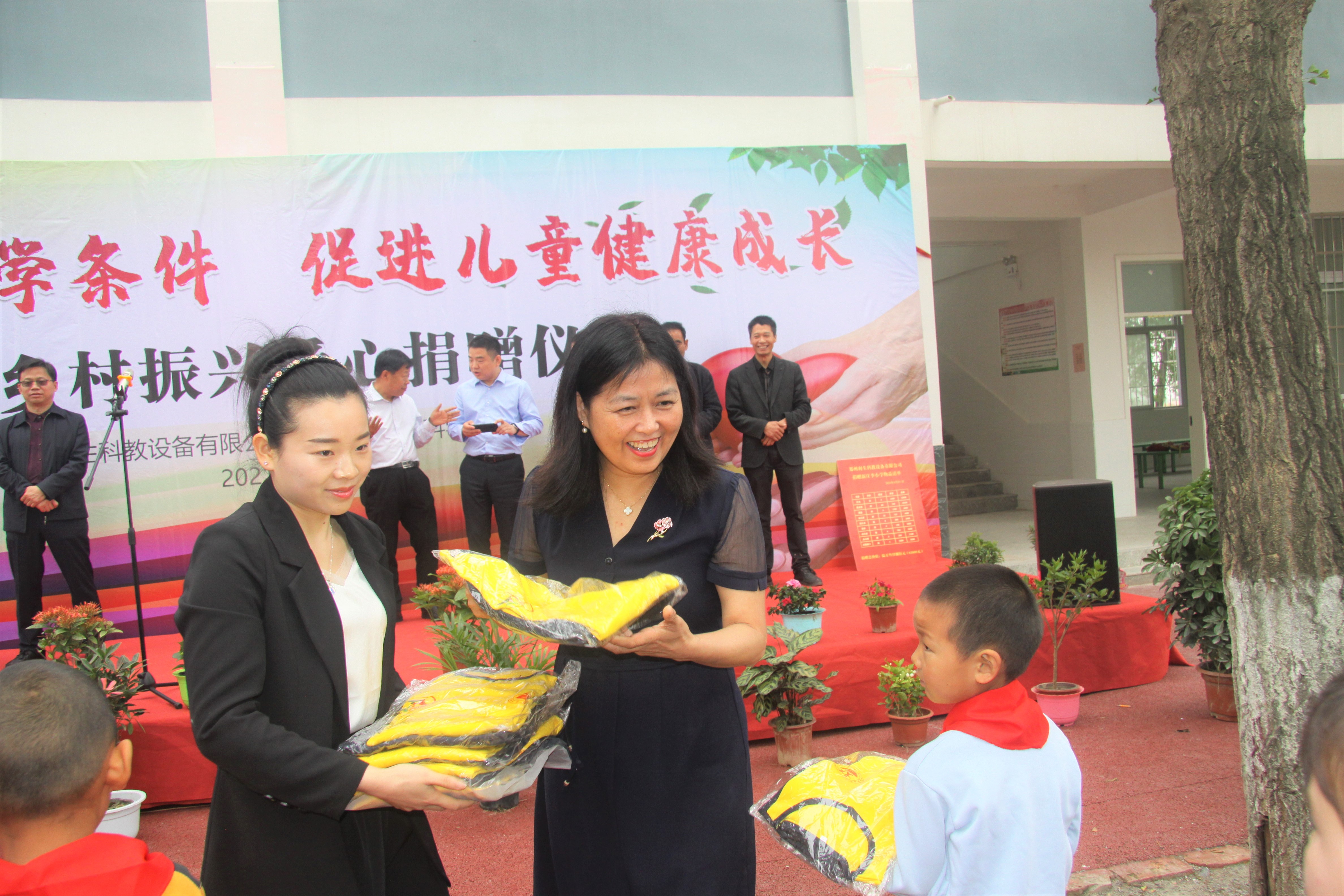 成光琳向新庄李学校小学生赠送足球服,足球等运动装备