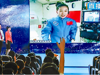2013年6月20日,王亚平在进行太空授课时和地面课堂的学生互动