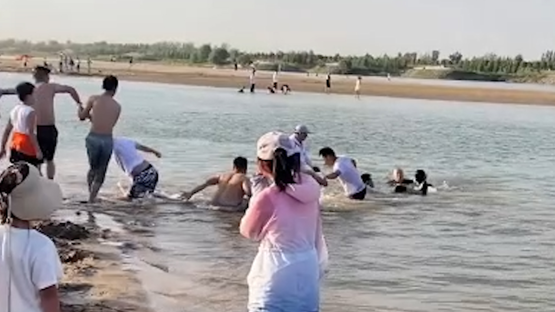 女孩溺水父亲救援时也遇险情游客从四面八方冲过来手拉手将父女二人捞