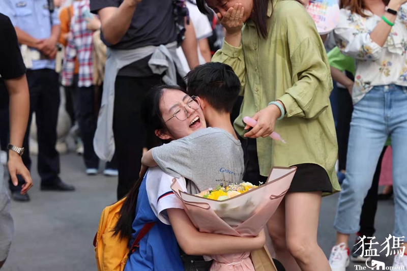 考场外上演了一幕幕欢笑,泪水和拥抱的感人场景