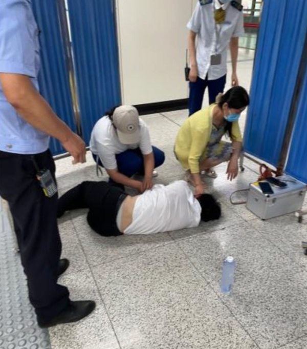 地铁内男子晕倒在地 郑州"最美护士"紧施援手