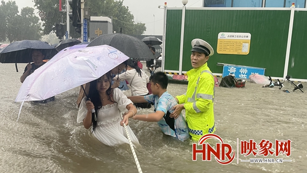 最新报道丨暴雨中的郑州