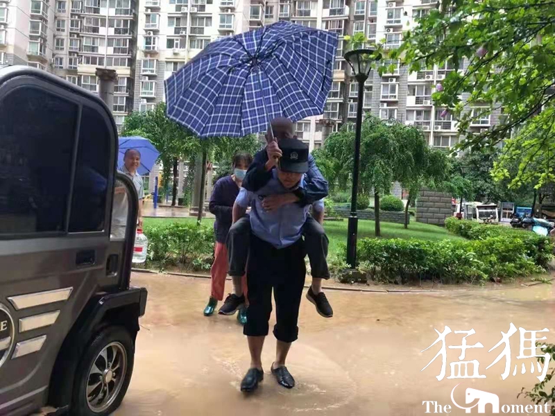 暴雨来袭郑州公安奋战防汛救援第一线