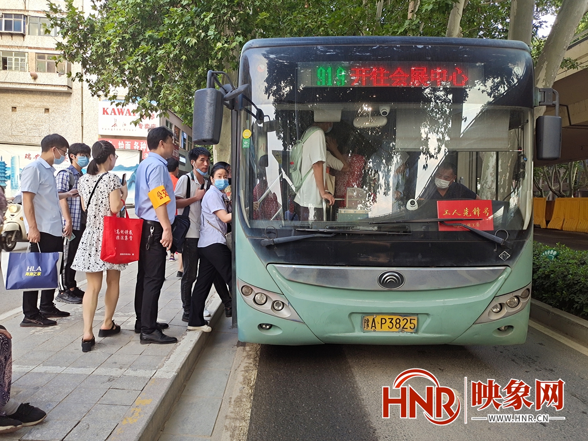 郑州公交免费出行第一天情况如何?来看看记者的现场体验