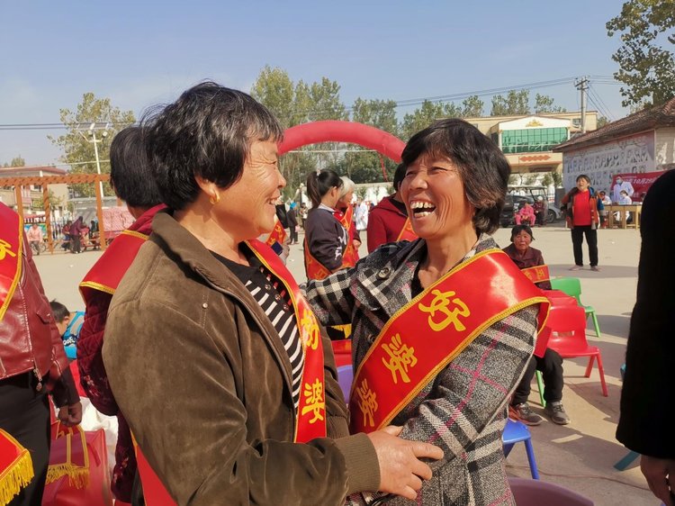 开封簸箕任村:重阳节,村里评选"好婆婆""好媳妇" 为老人送上饺子宴