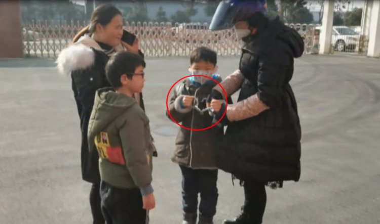 孩子捡到副手铐,好奇心太强,拷上就取不下来了