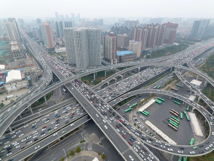 拥堵严重!中州大道农业路高架 南向北两车事故拥堵严重