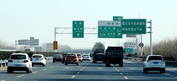 河南高速交警昼夜护航保通 元旦假期全省高速公路总体