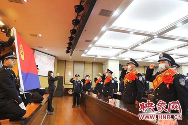 面对警旗,许昌市建安区公安局全体民警更加坚定了忠诚践行"四句话