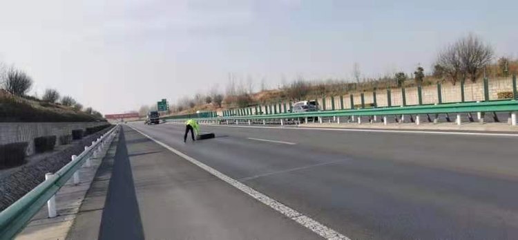 3月7日下午,鹤壁高速支队晁警官带队巡逻至台辉高速公路118公里半幅