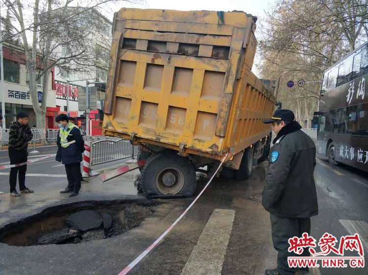 渣土车前轮刚过路面塌陷后轮直接爆胎