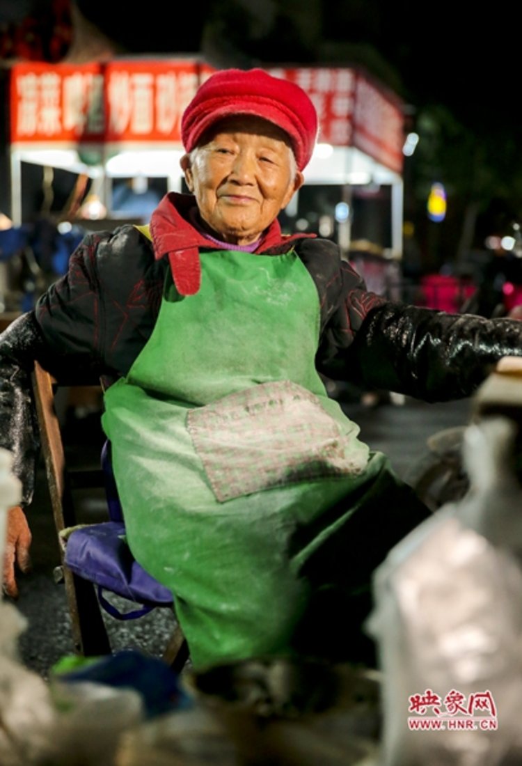 深夜不少慕名而来的食客将街头的菜馍摊团团围住