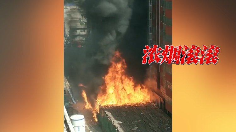 驻马店遂平县名湖花园小区发生火灾多辆汽车发生爆燃