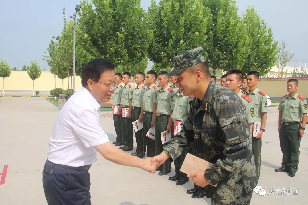 送法进军营共叙鱼水情周口扶沟法院八一节前走访慰问部队官兵