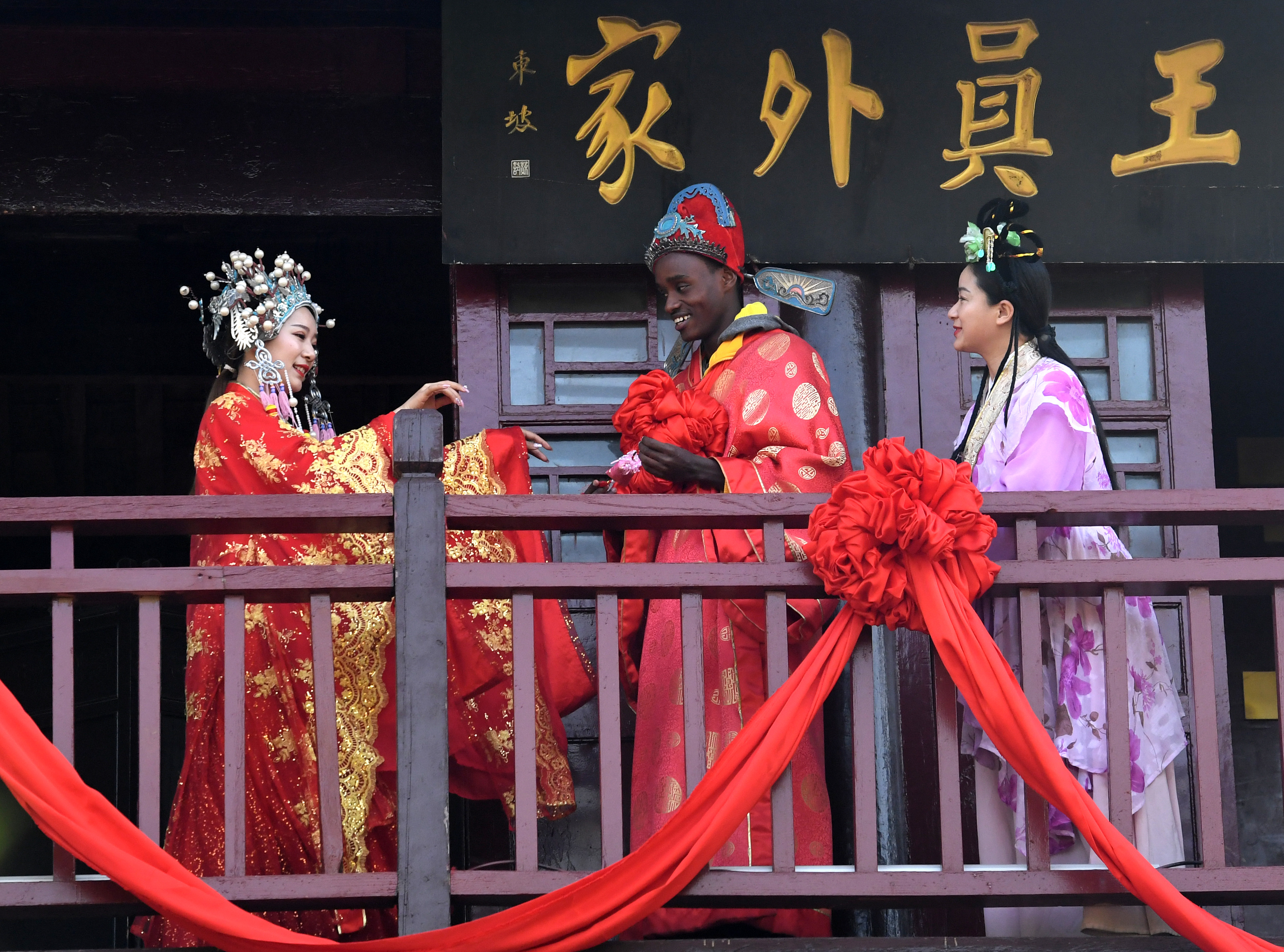 "一群人围着来自布隆迪的丹尼打趣道,原来是在"王员外招婿"的表演