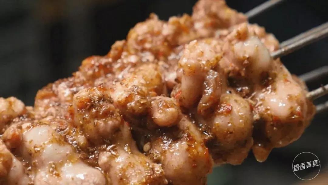 为此有些老吃家的嘴巴都吃刁了,每次来都要求羊外腰烤至八成熟,说那样