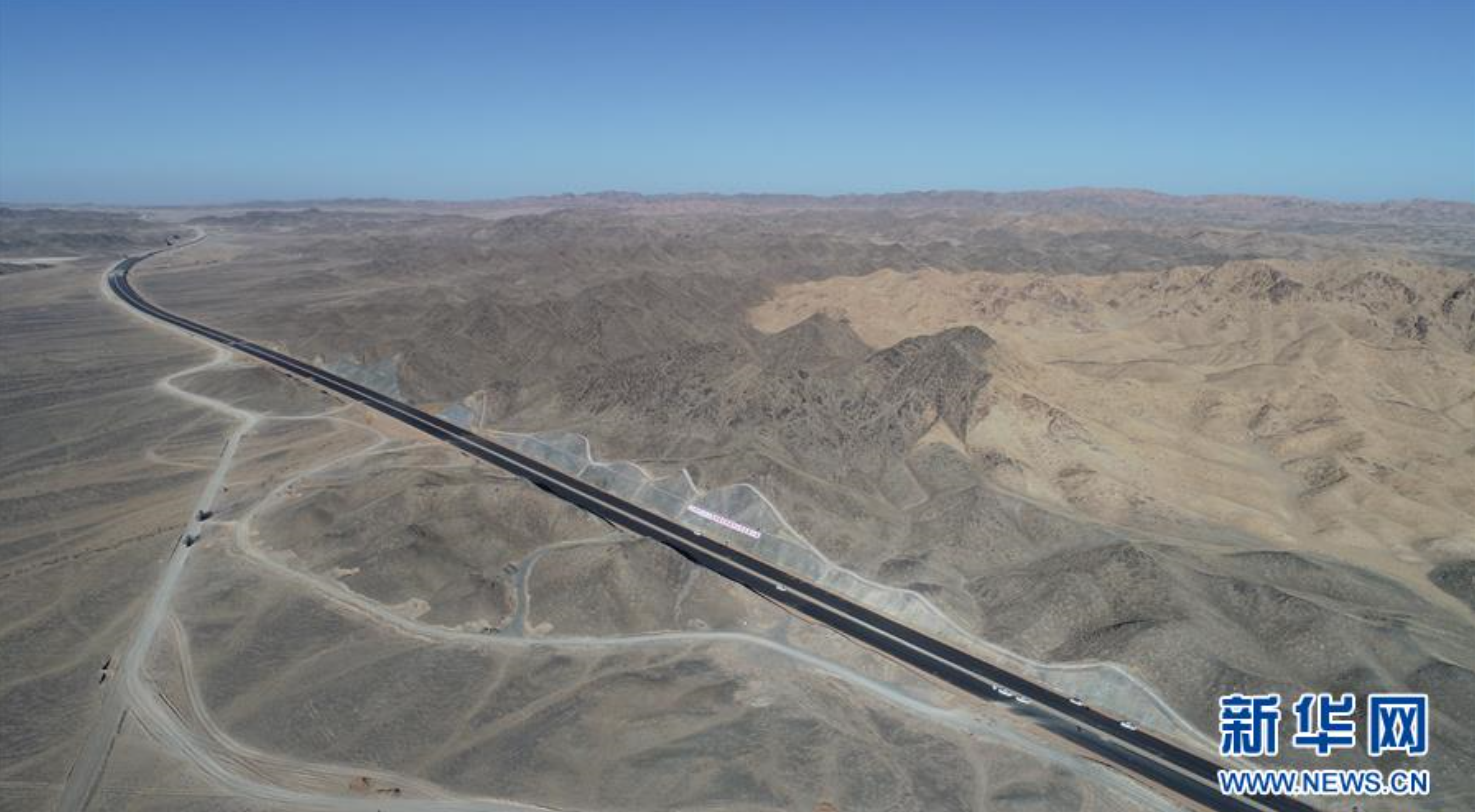 世界最长沙漠戈壁高速公路