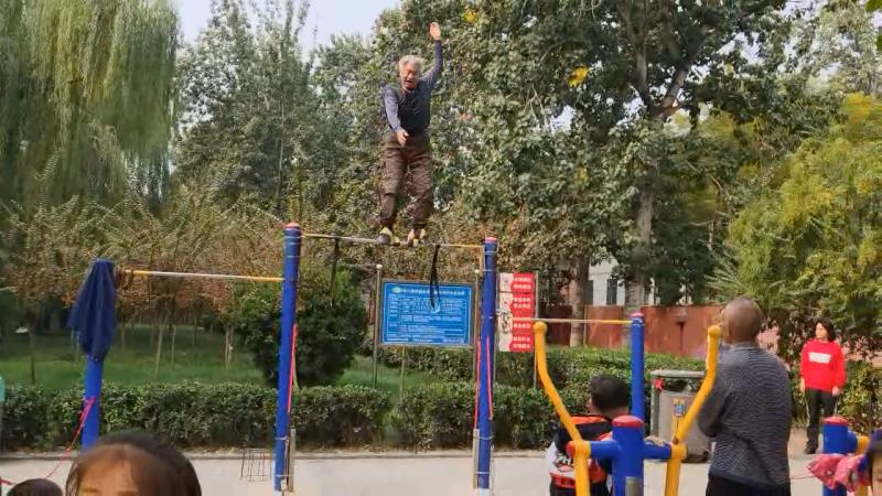 七旬老人倒挂单杠360度大回环200圈称一百岁之前都是童年