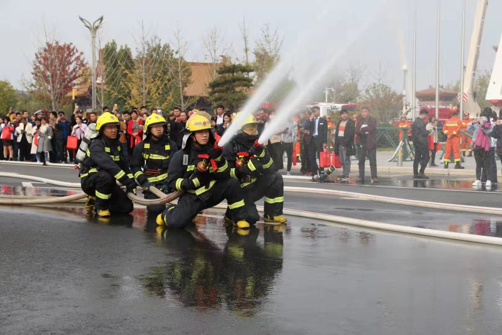 郑州航空港区消防宣传月活动启动消防员现场实战演练宣传消防安全知识