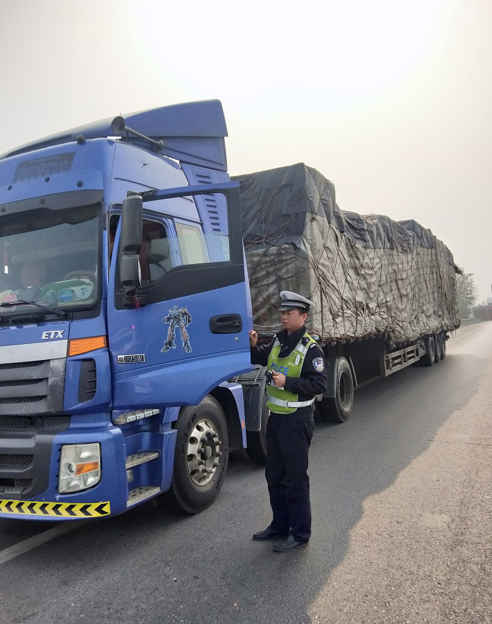 高速服务区出口货车违法停车司机怕挨罚看见民警使孬招