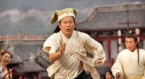 他是喜剧电影《唐伯虎点秋香》里的"祝枝山",他是香港综艺节目中古灵