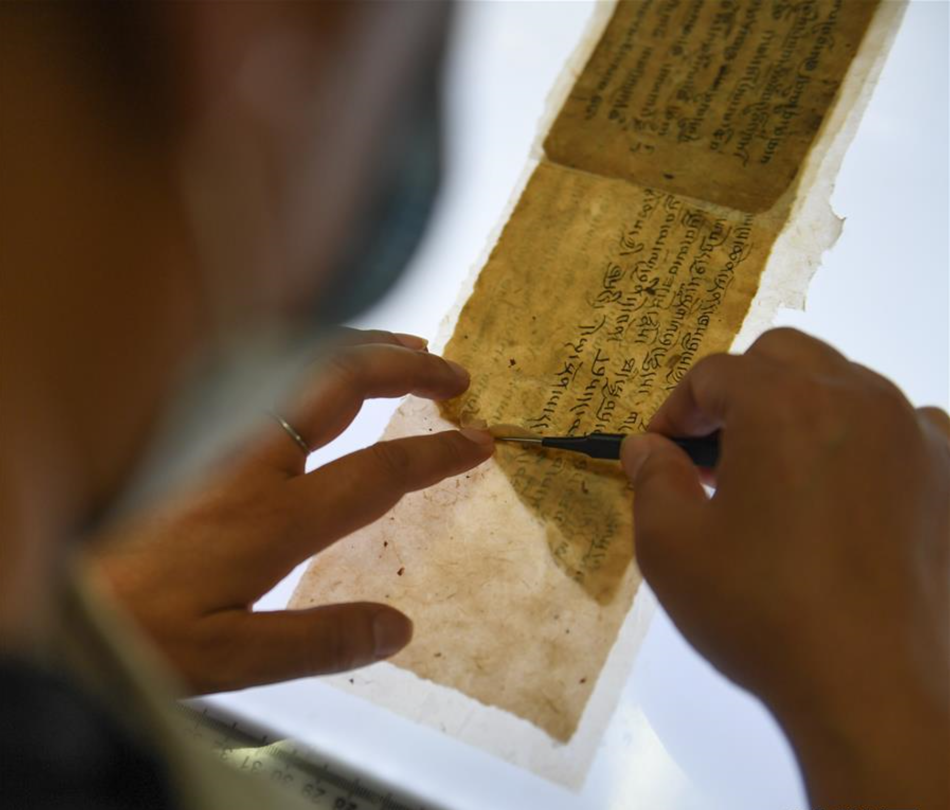 西藏修复3000余页珍贵濒危古籍文献