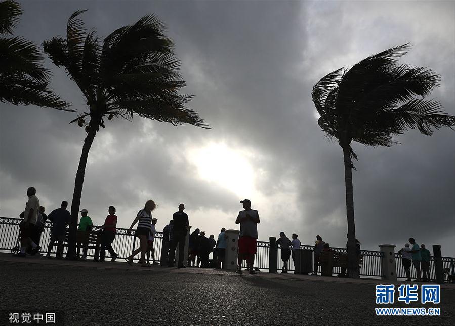 五级飓风多里安来袭美国佛州迎狂风暴雨