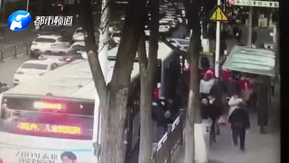 中！西宁路遇塌陷：河南老乡在爆炸中救出3人 致脊柱粉碎性骨折