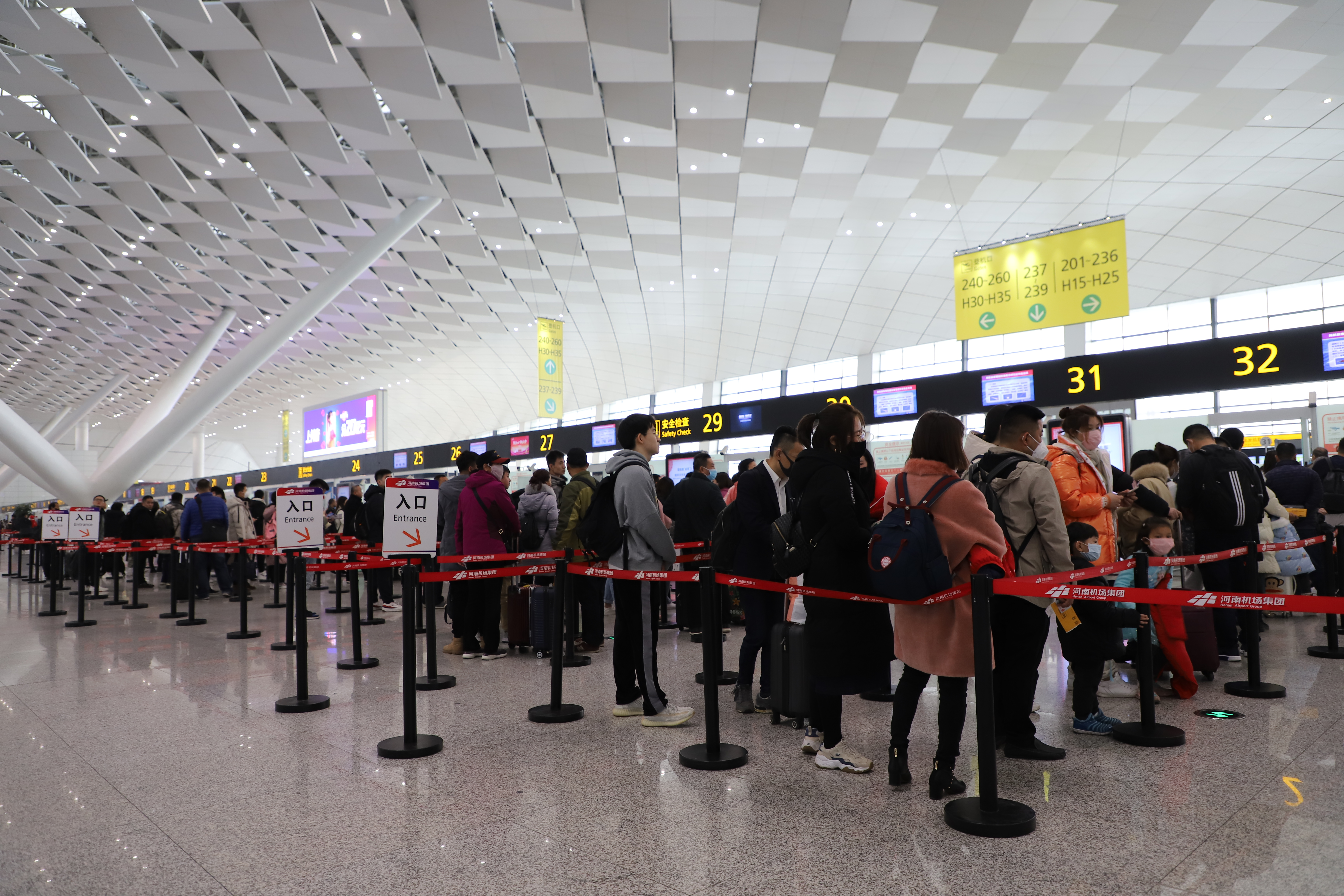 郑州机场迎来节前客流高峰日均客流达9万人次