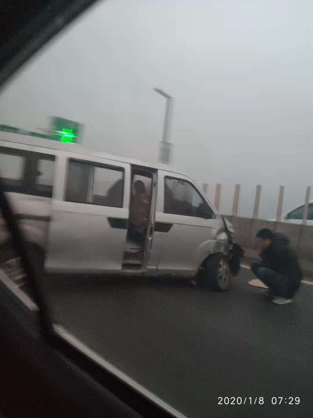 郑州陇海高架一上桥口今日发生多车事故 疑似桥面结冰
