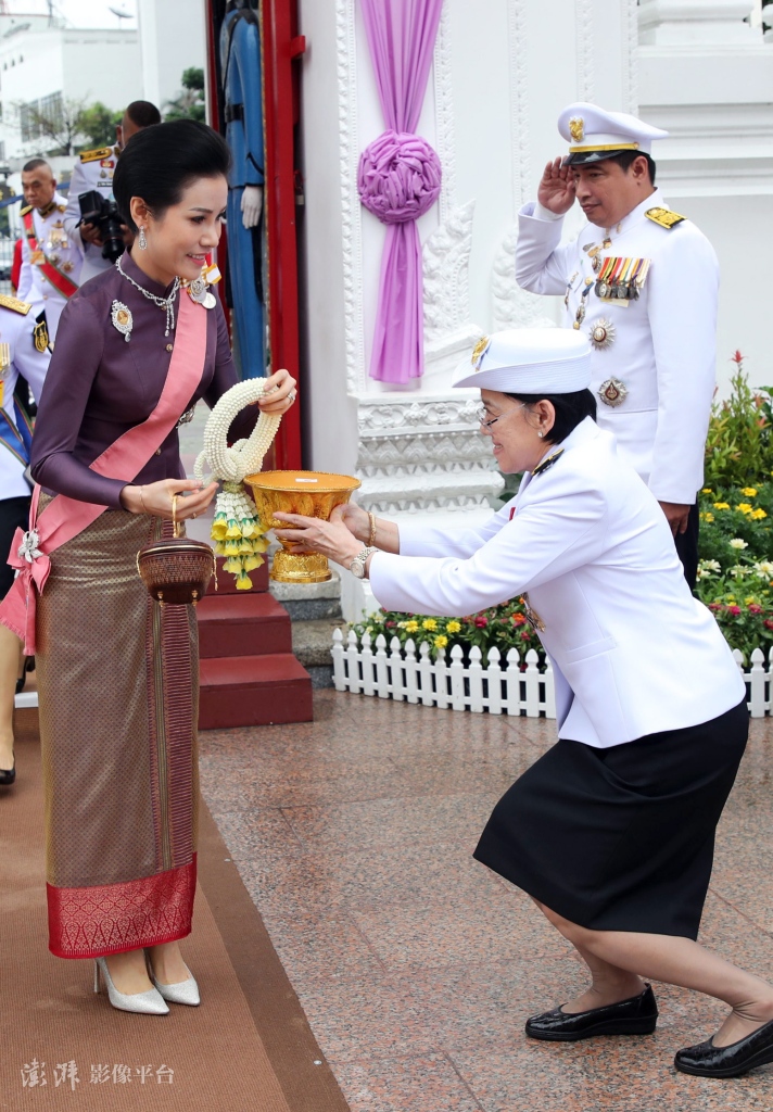泰国王妃诗妮娜出狱后首次公开露面