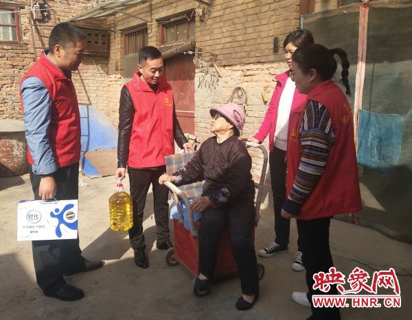 虞城县环保局党员志愿者服务队重阳节走访慰问困难群众