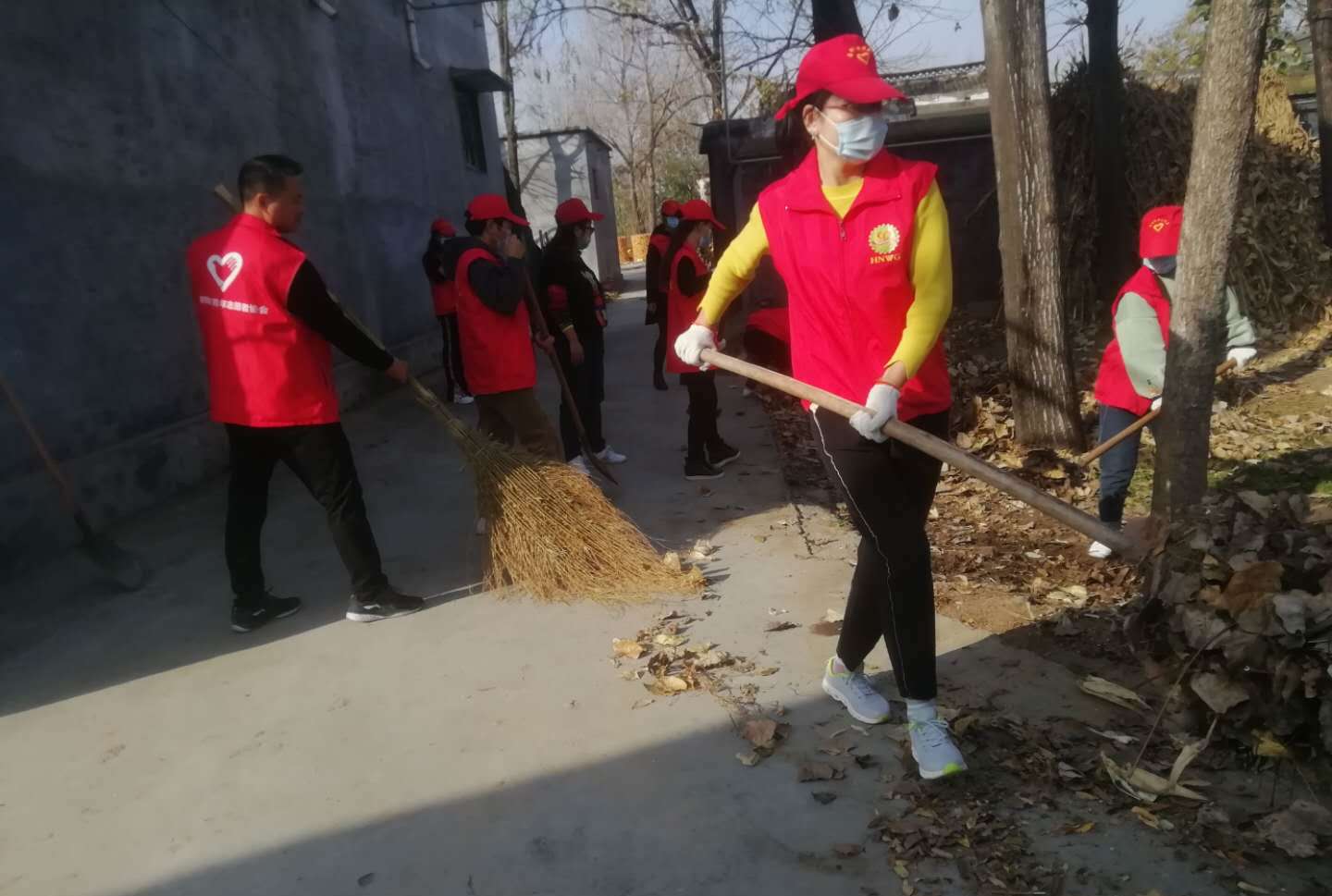 河南舞钢：志愿服务进乡村 治理环境助脱贫