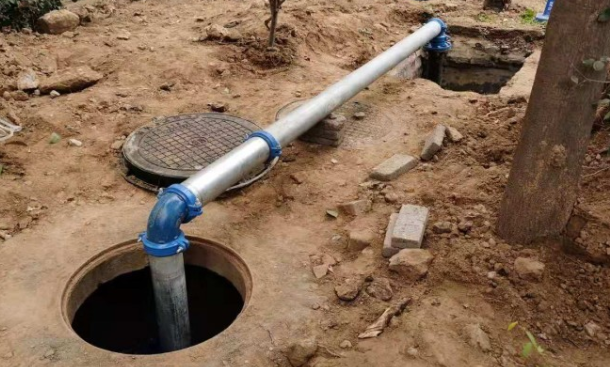 郑州一小区自来水管道改造即将完工时遭停工 执法中队：民生工程，已恢复施工