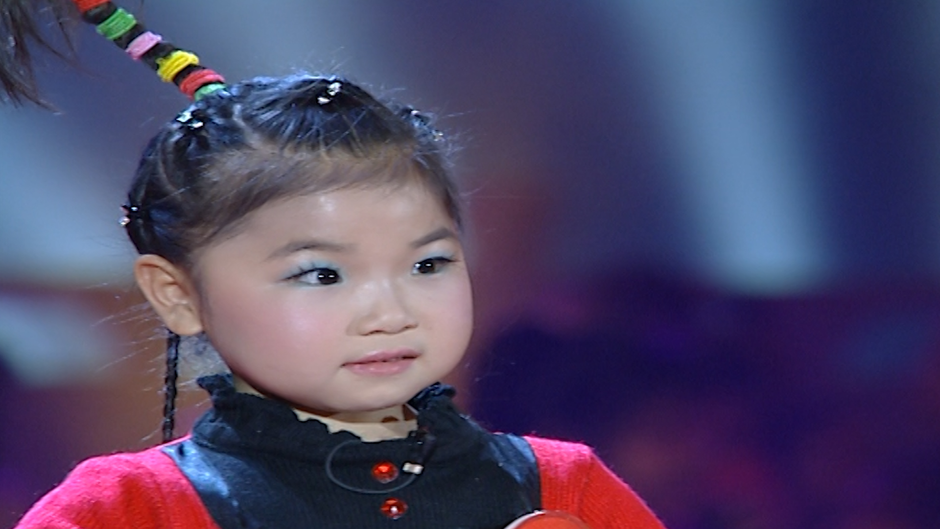 mini版辣目洋子的小奶音太萌了,唱起戏来一板一眼,想捏