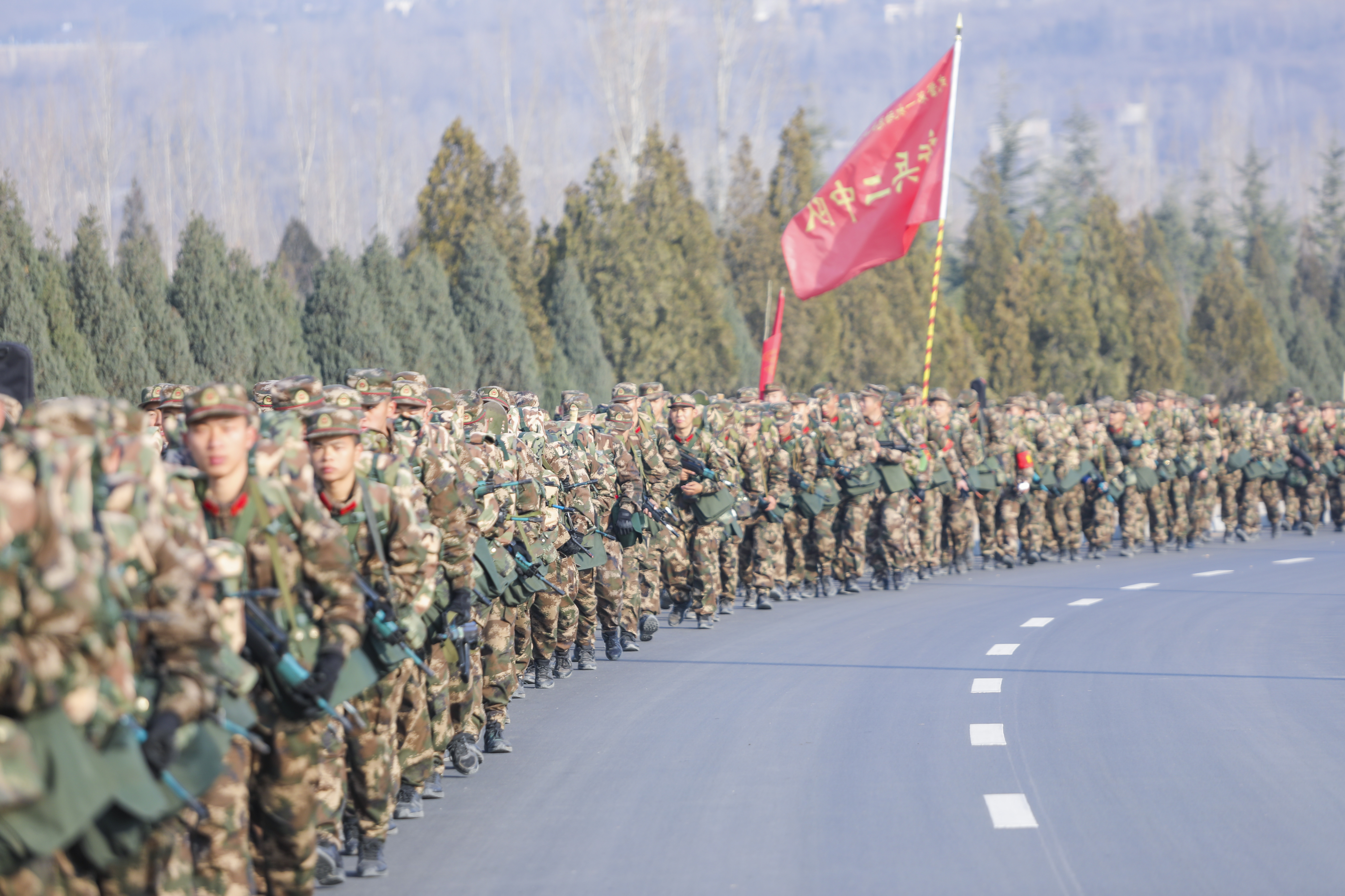 武警野营拉练图片