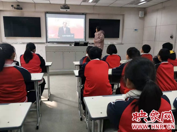 西平县第二小学开展“宪法晨读”活动