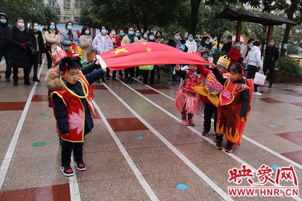 ​信阳市政府机关幼儿园举办中国红剪纸服装秀