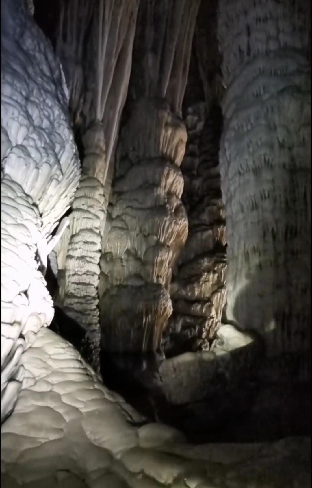 15名驴友撬锁也要进的贵州省黔西水西洞里面到底什么样