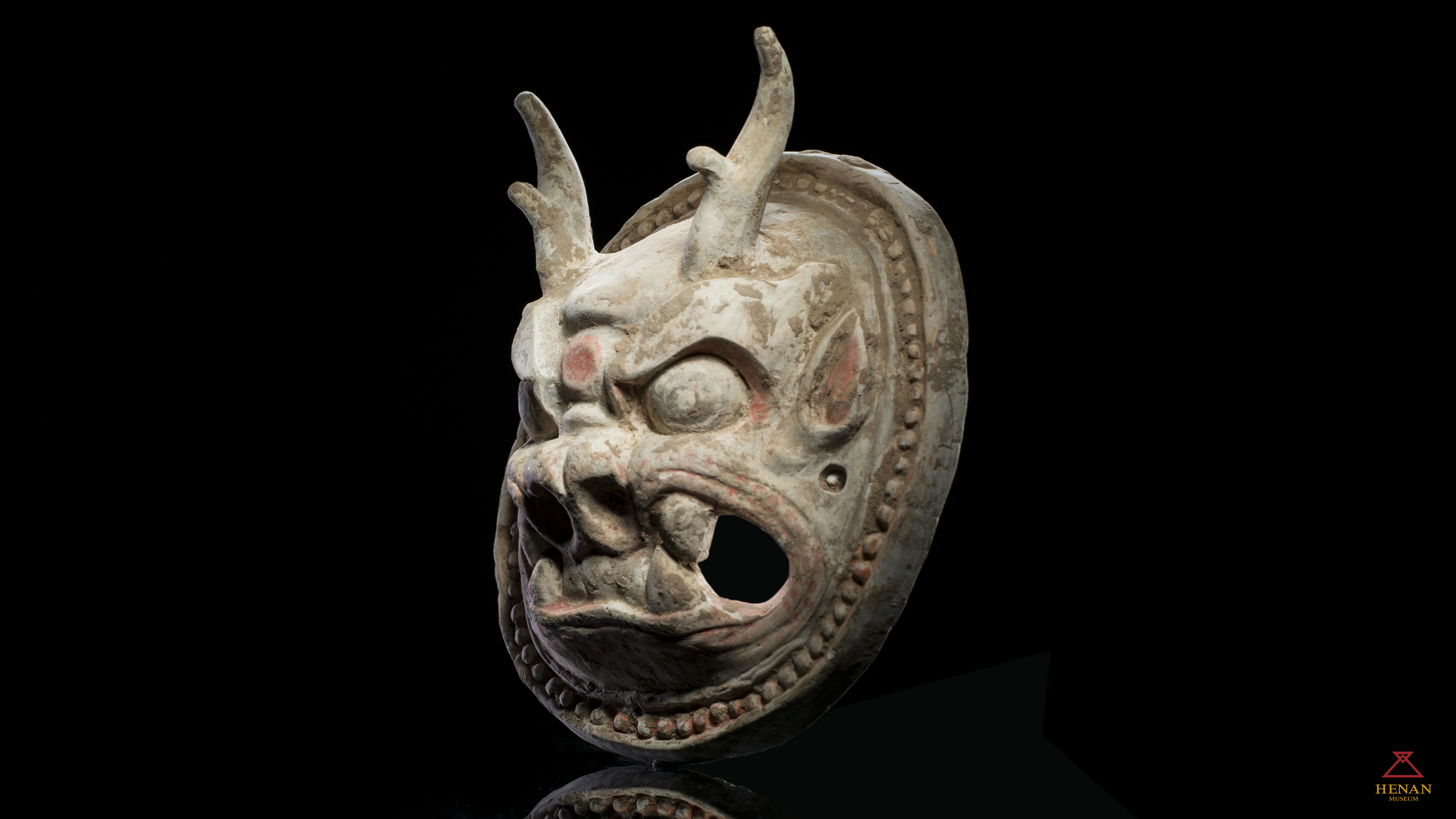 藏珍 2020-12-08 17:09:59 收藏 打印 《中原藏珍》:彩绘陶兽首面具