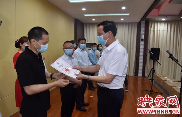 河南省慈善总会携爱心企业家向平舆县教育系统捐赠口罩12万只