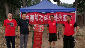 长垣市司法局扶贫队秸秆禁烧一线慰问忙