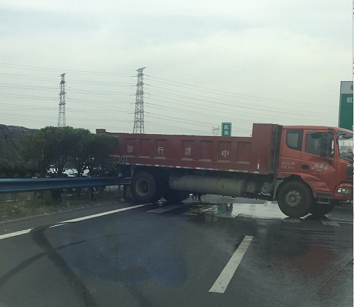 注意：京港澳高速669公里货车爆胎，横在路中间
